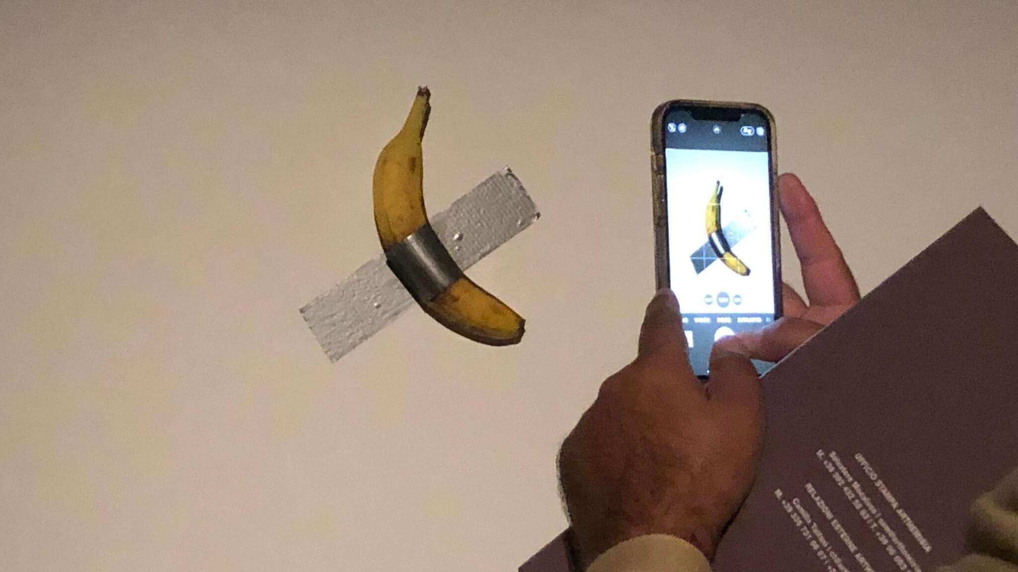 Compra l'iconica banana di Cattelan per oltre 6 milioni di dollari e annuncia: 