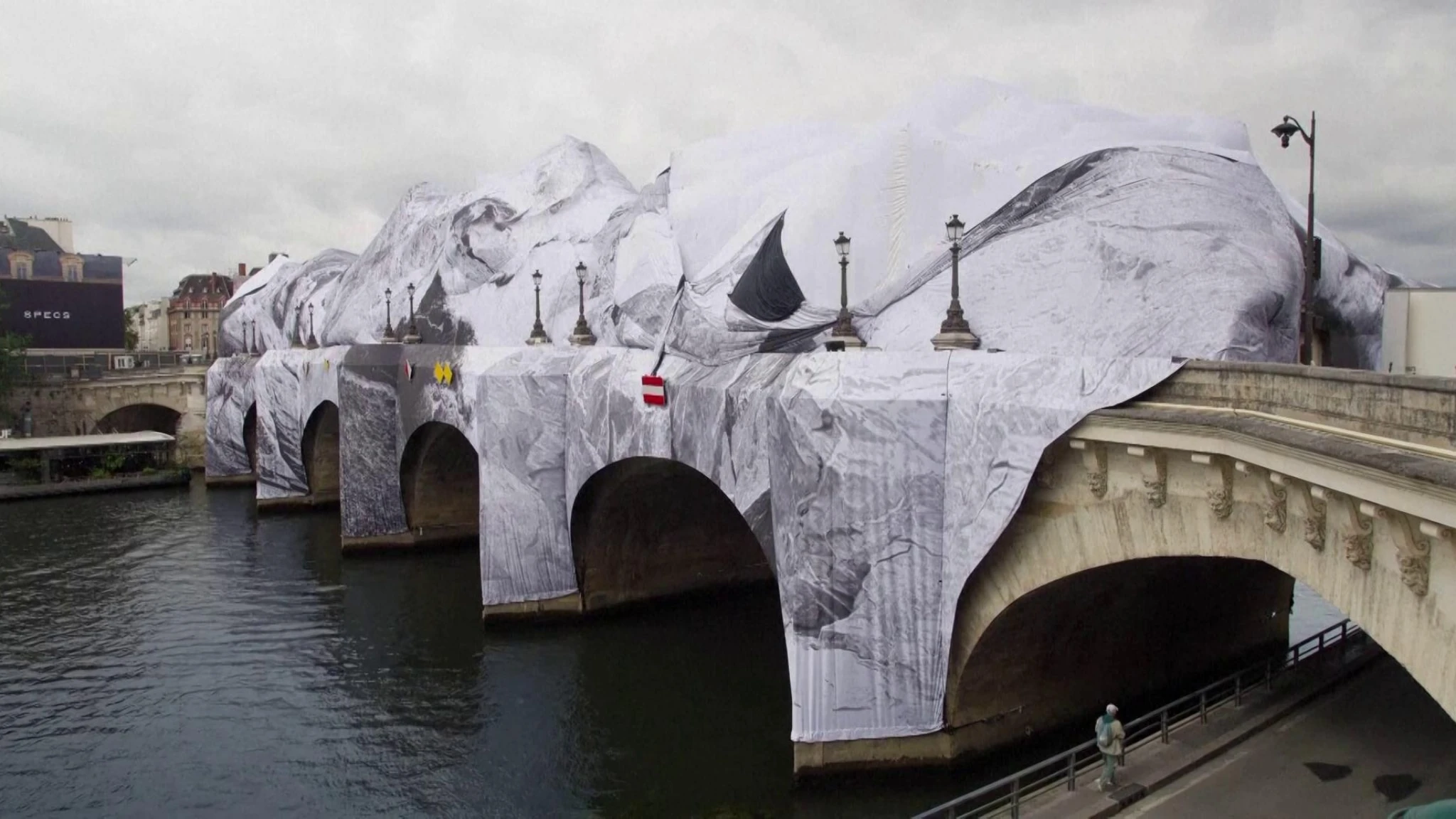 Parigi, la “caverna” sul Pont Neuf squarciata dal vento: rinviata l'apertura