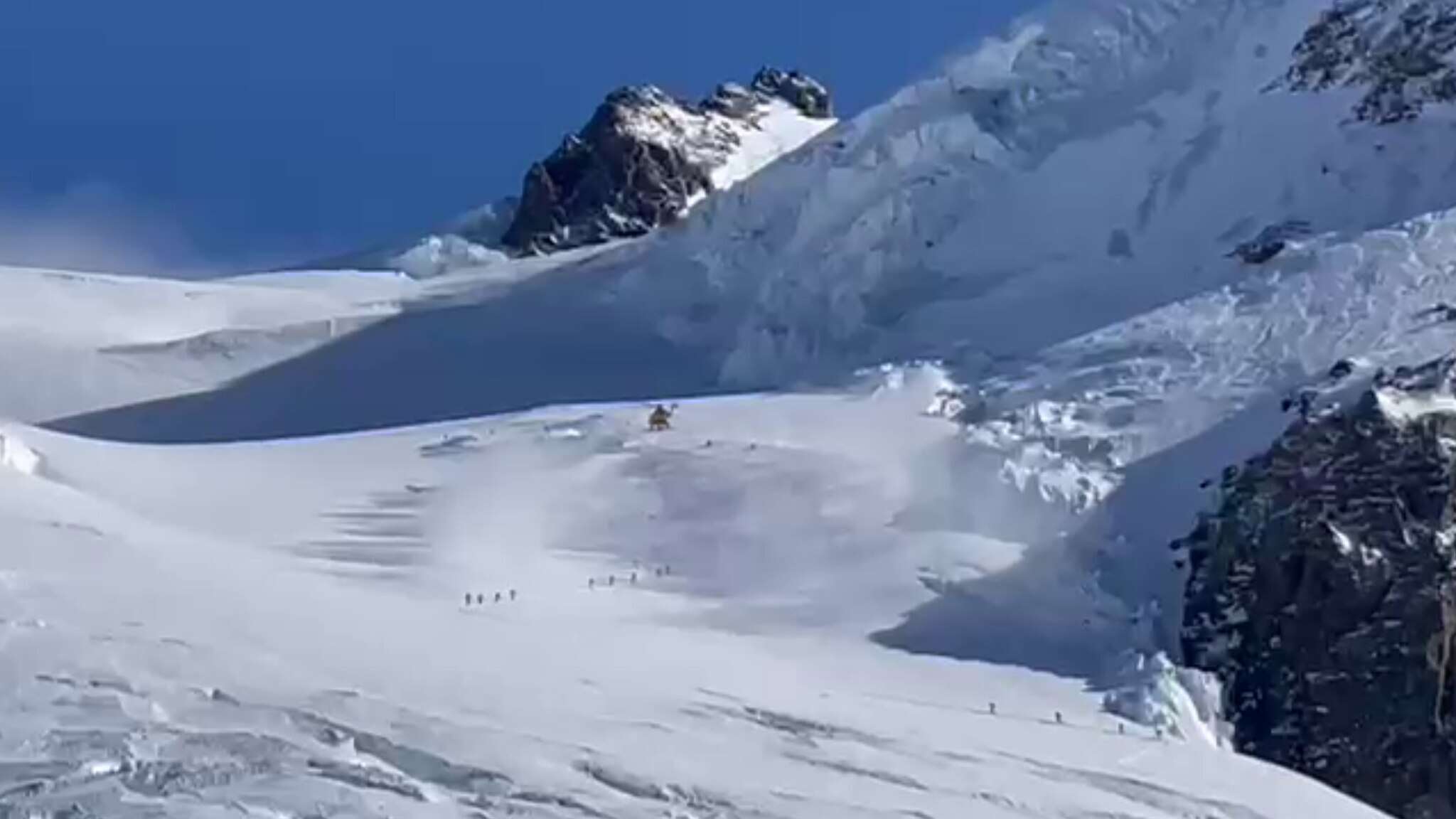 Scialpinista cade in un crepaccio, il video dell'elisoccorso in azione sul Monte Rosa