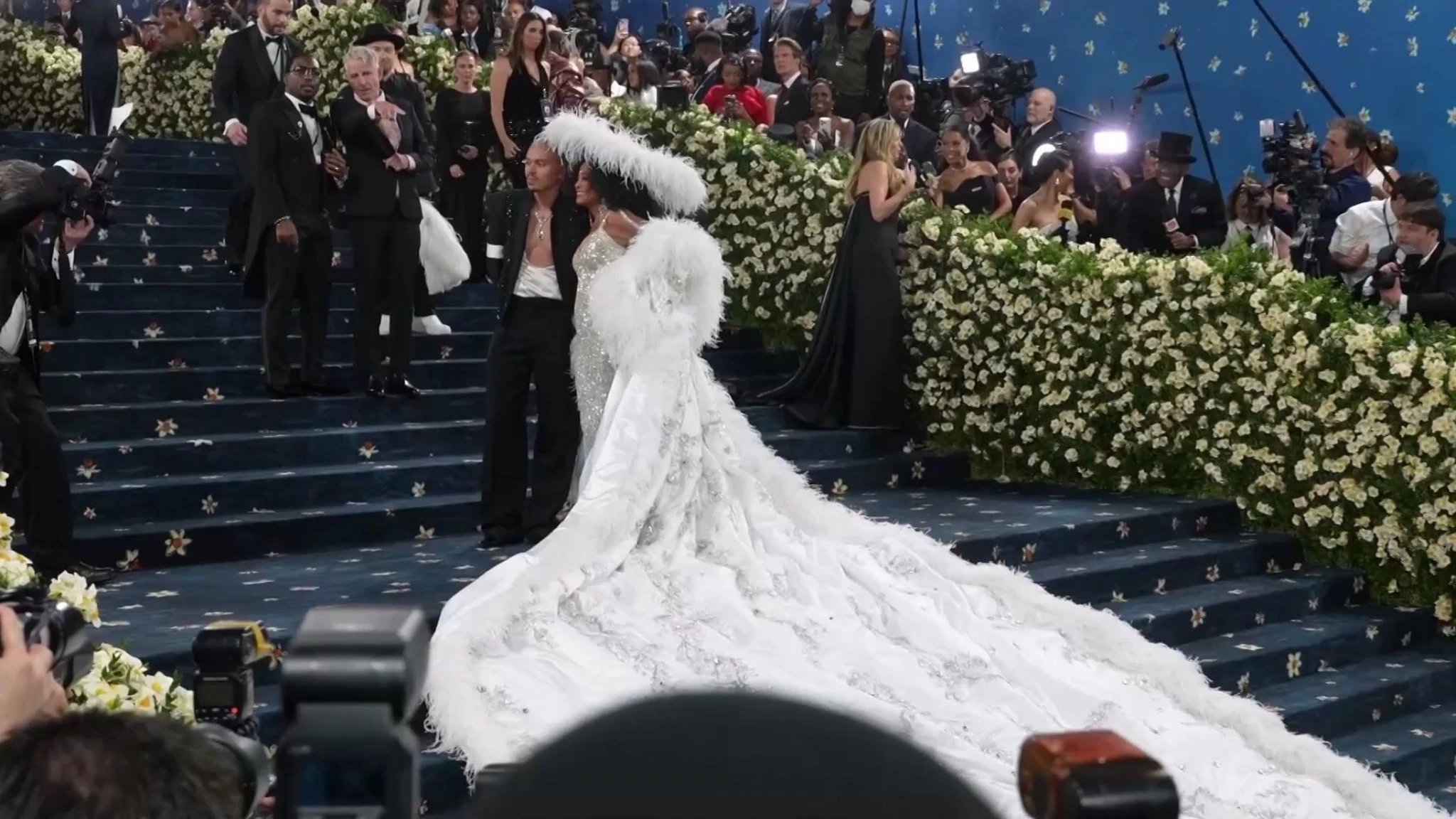 Diana Ross incanta con lo strascico lungo sei metri coi nomi dei figli e dei nipoti