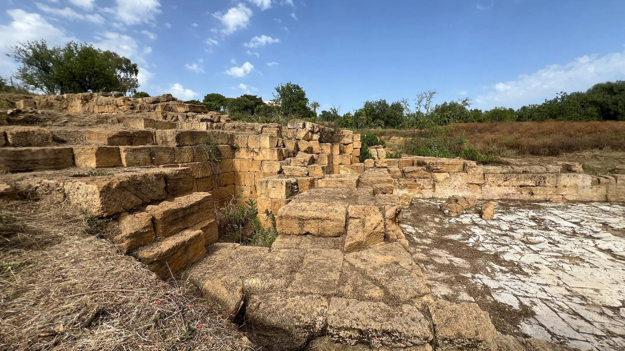 Akragas: Agorà su terrazze con fontane e teatro, fuori le mura il quartiere artigianale più antico