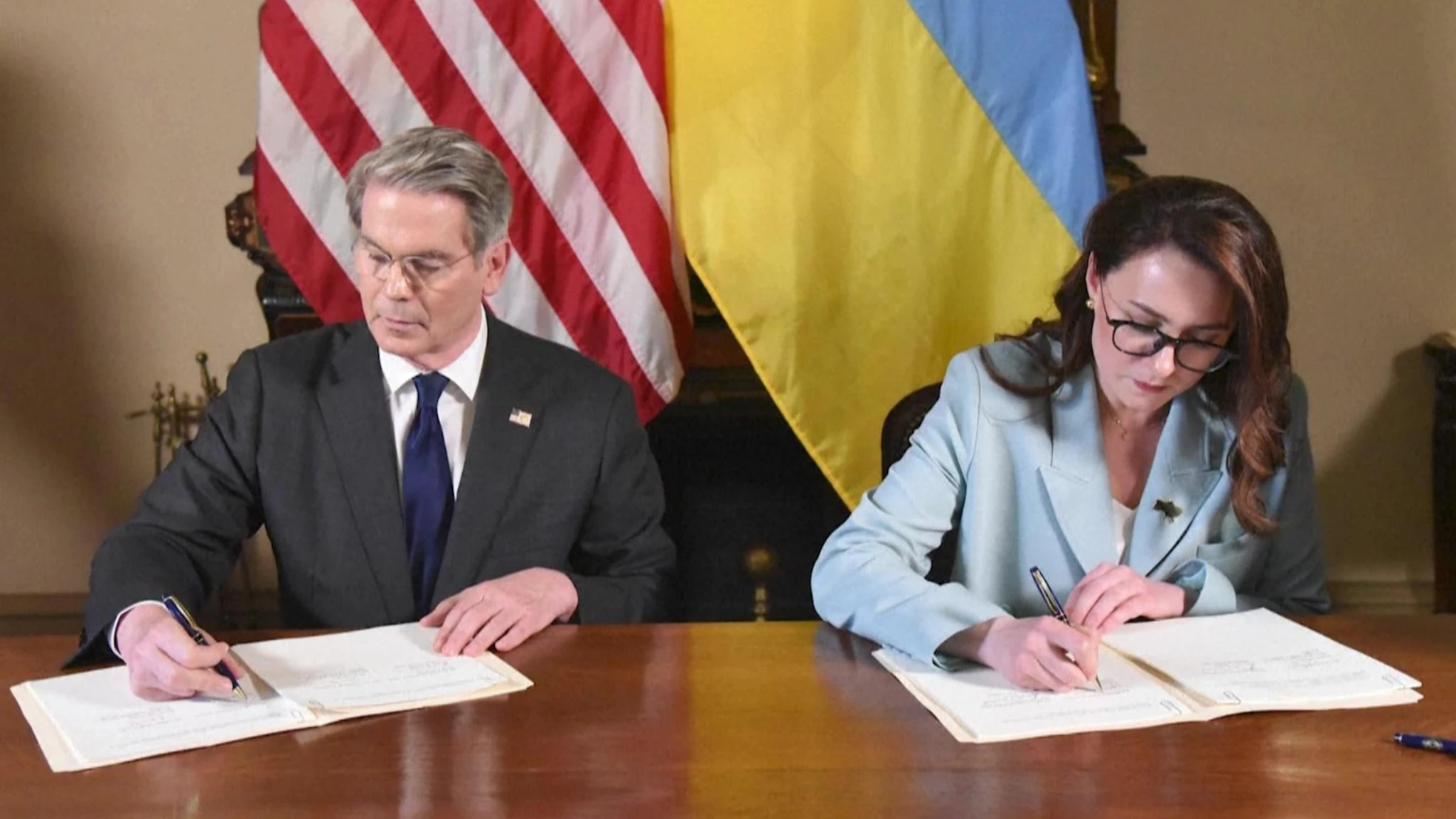 Usa e Ucraina firmano intesa sui minerali, Kiev: 