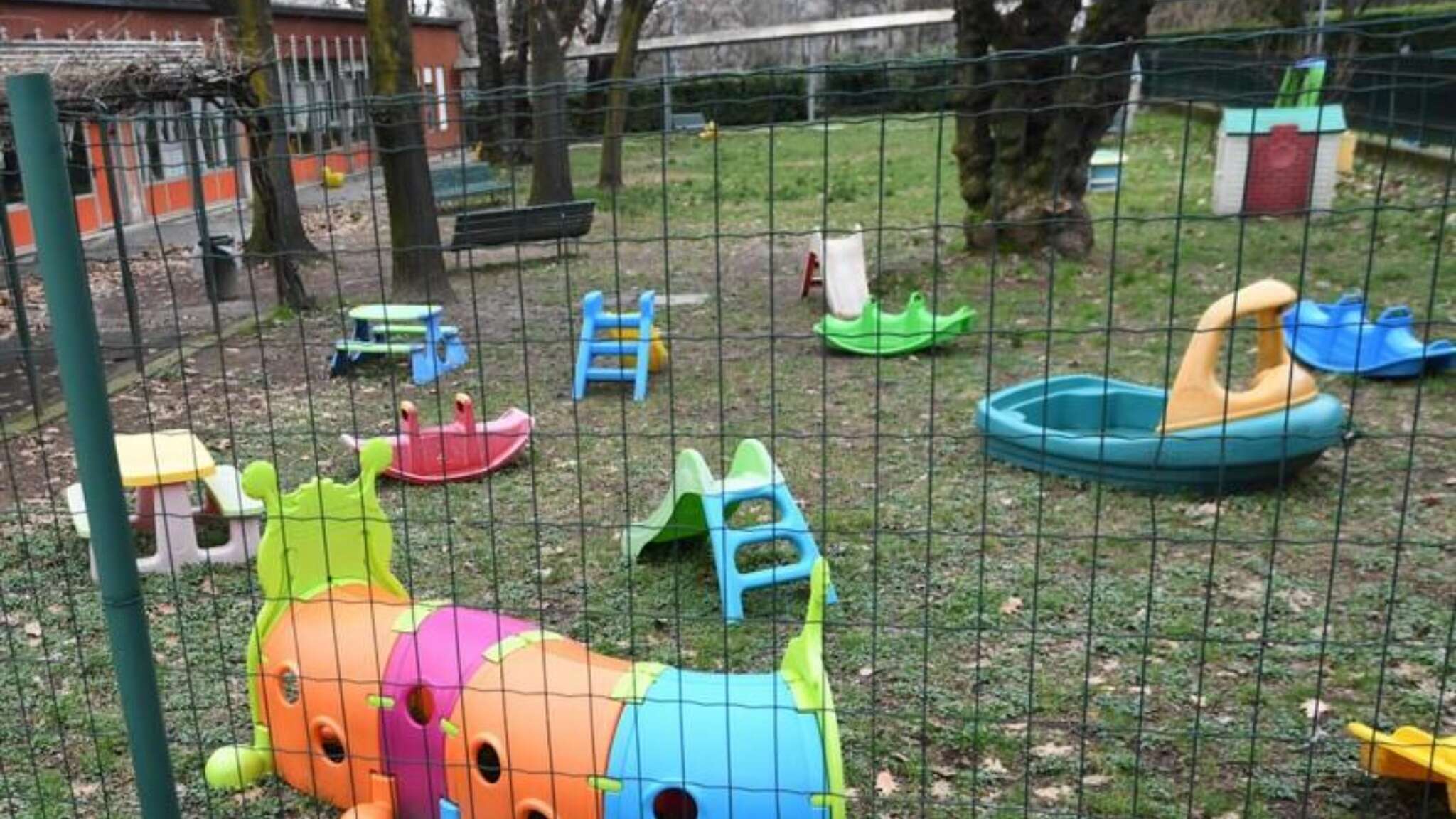 Bimbi strattonati, insultati, lasciati piangere al buio: tre educatrici di un nido ai domiciliari