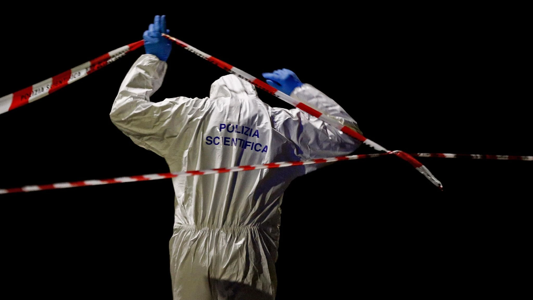 Madre denuncia: violentata da un muratore sotto gli occhi del figlio di quattro anni