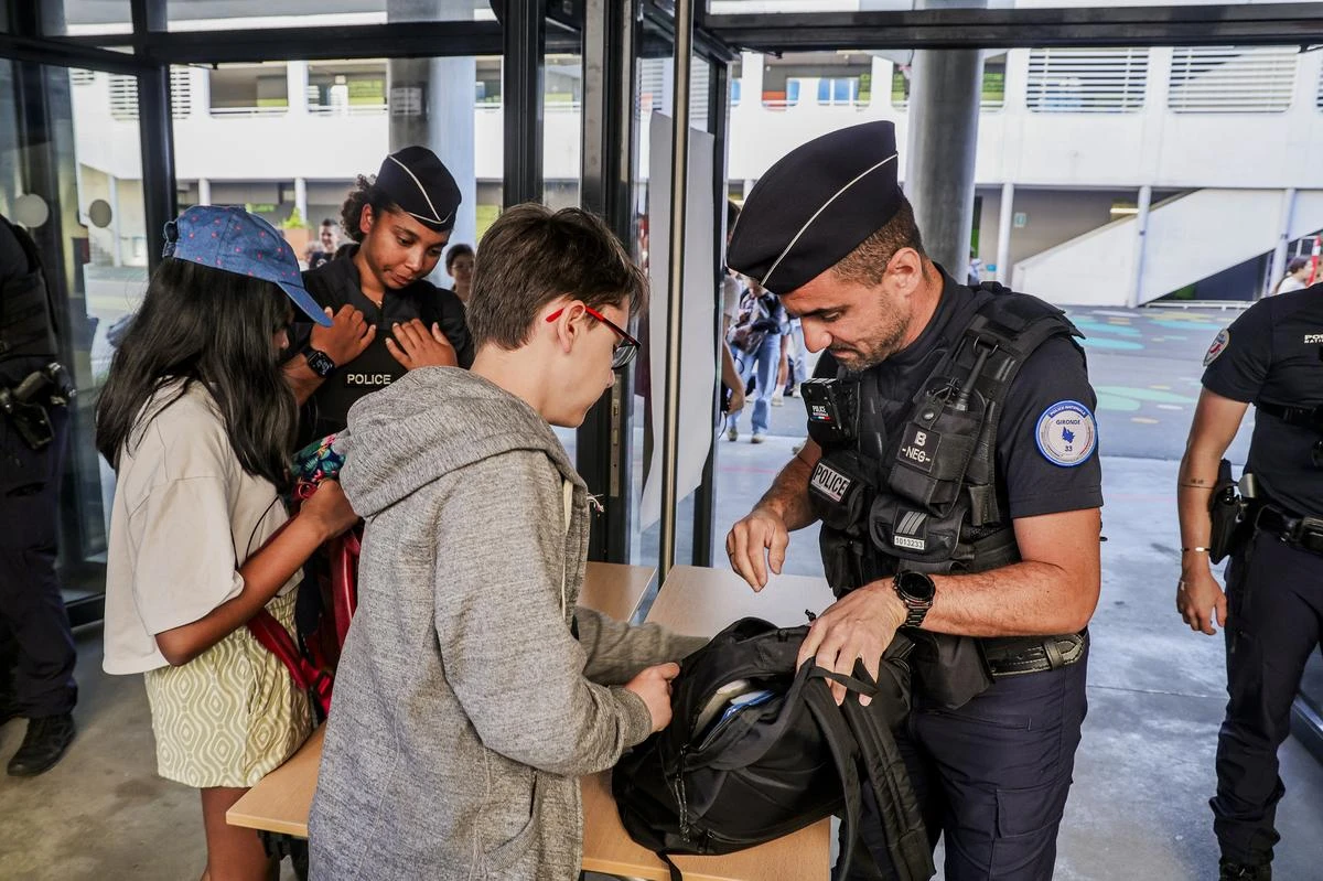Fouilles des sacs des élèves dans un collège de Bordeaux : « C’est un peu stressant, mais avec ce qui est arrivé, je comprends »
