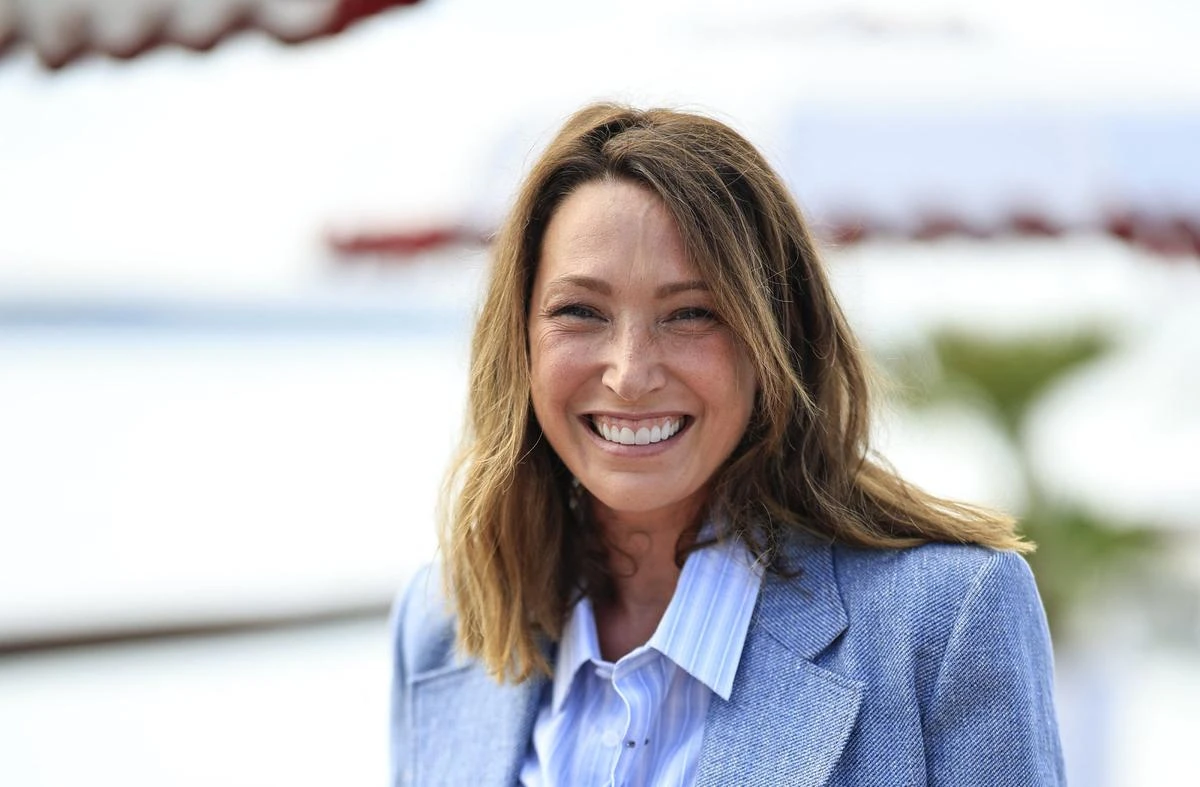 Vidéos. Son personnage dans « Surface », ses projets de chansons, Benoît Bartherotte son « re-père » : Laura Smet se confie