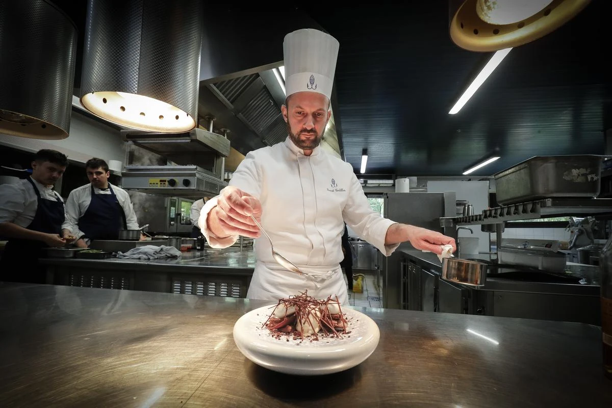 La Rochelle : il a l’art de marier iodé et sucré, qui est Benoît Godillon, chef pâtissier chez Coutanceau récompensé au Michelin ?