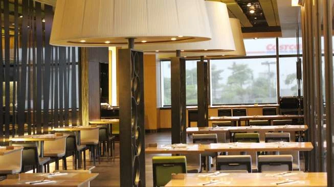 Lepas Ikatan Tali pada Meja Kursi Restoran, Wanita Ini Tuai Hujatan