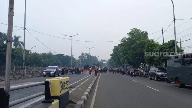 Massa Habib Rizieq Bentrok dengan Polisi, Flyover Penggilingan Ditutup