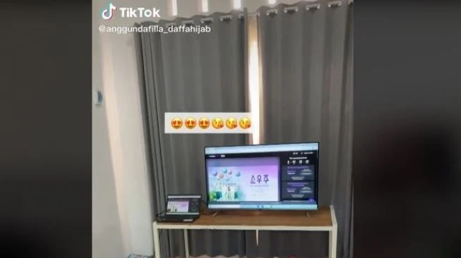 Pria Ini Bantu Istri Persiapan Nonton Konser Online BTS, Netizen: Suami Idaman!