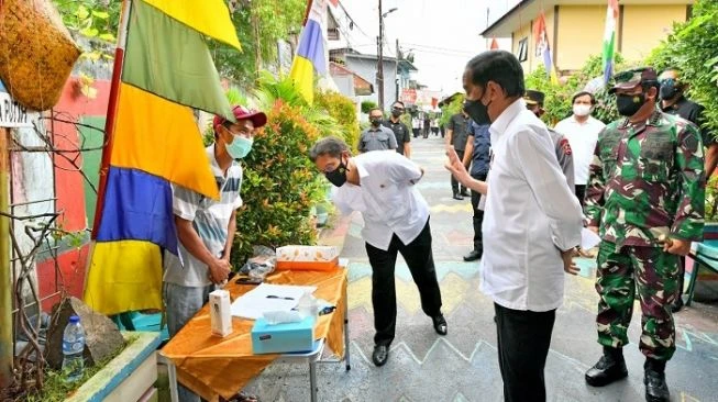 Sidak PPKM Mikro di Rawasari Cempaka Putih, Jokowi Ngobrol-ngobrol sama Warga