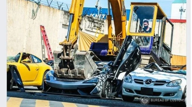 Cara Filipina Tangani Mobil Selundupan: Gilas Terus Pakai Buldoser