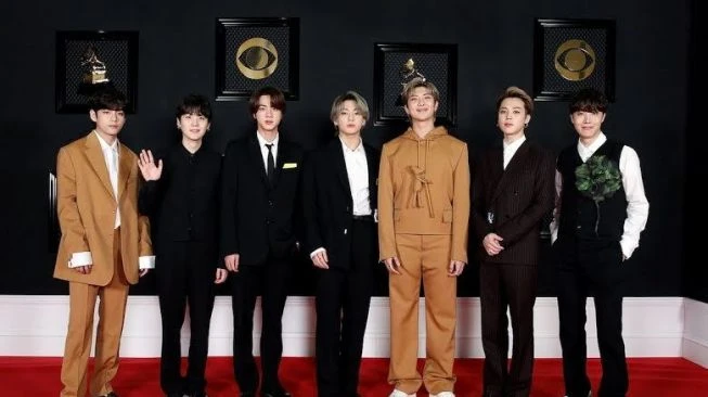 Deretan Potret Ojol Tirukan Gaya Para Personel BTS, Seberapa Mirip Nih?