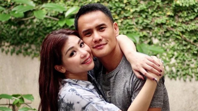 11 Tahun Menikah, Intip 8 Potret Choky Sitohang dan Istri yang Harmonis