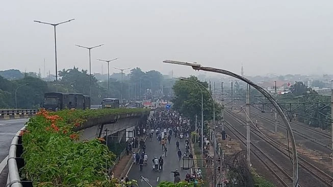 Masih Mencekam! Ratusan Simpatisan Rizieq Tetap Bertahan di Dekat Flyover Pondok Kopi