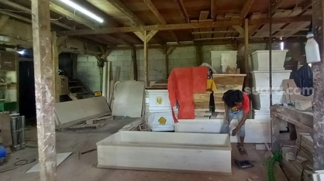 Pengrajin Peti Mati Kelimpungan saat Covid Meroket, Banjir Orderan Tapi Stok Kayu Sedikit