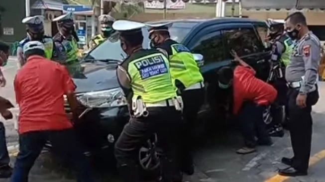 Viral Toyota Avanza Ramai-Ramai Diangkat Aparat Penegak Hukum, Sebabnya Bikin Tepuk Jidat
