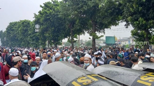 Picu Bentrokan! Massa Pendukung Rizieq Ceburkan Mobil Polisi ke Kali