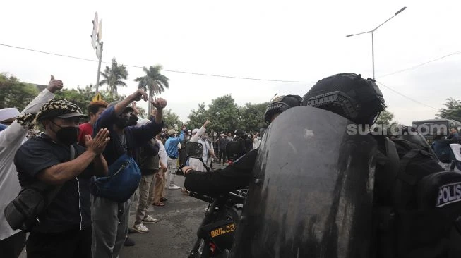 Ditangkap saat Bentrok, Polisi Klaim Pulangkan Ratusan Simpatisan Rizieq Malam Tadi