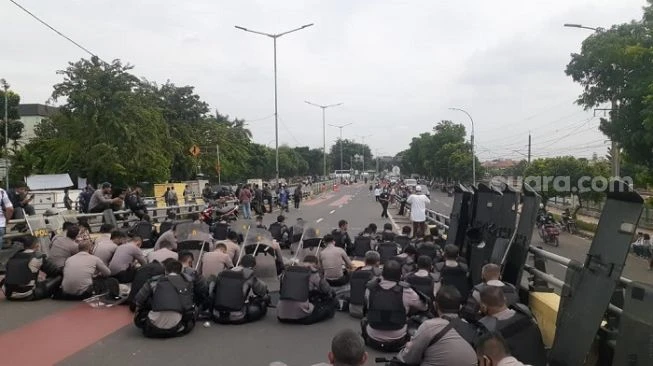 Massa Simpatisan Rizieq Bubar Jalan, Flyover Pondok Kopi Masih Diduduki Pasukan Brimob