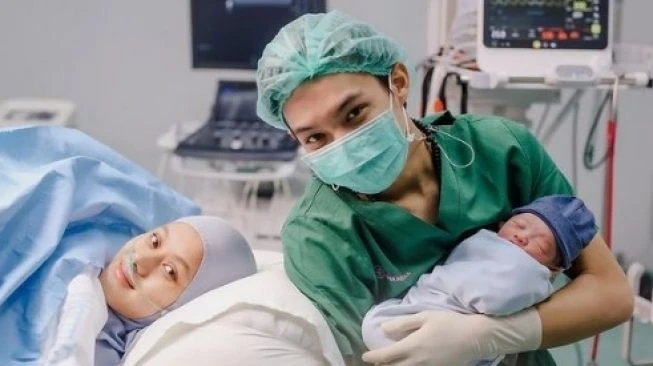 Anak Baru Lahir, Dinda Hauw dan Rey Mbayang Siap Diendorse?