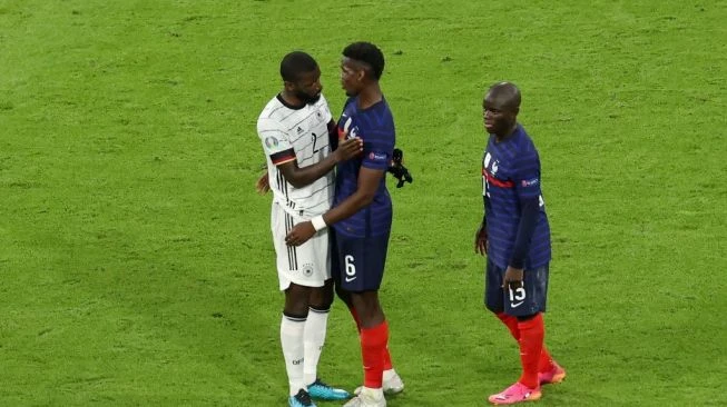 Gigit Paul Pogba, Antonio Rudiger 'Kerasukan' Luis Suarez