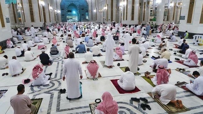 Tunda Salat Subuh 45 Menit, Dua Pejabat Masjid Nabawi Dipecat