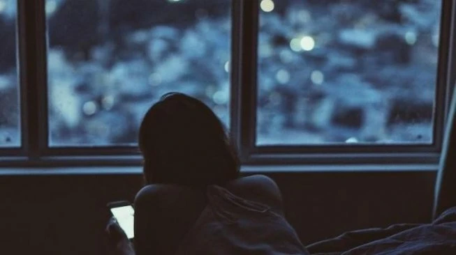 Bukan Hanya Sinar Matahari, Blue Light dari Gadget Juga Picu Flek Hitam