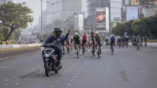 Ramai Pemotor Berseteru dengan Pesepeda, Modifikasi Motor Ini Bikin Geleng-geleng Kepala