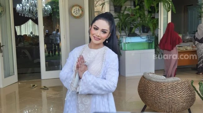 Intip 6 Potret Krisdayanti Olahraga, Waktu Renang Bikin Terpana