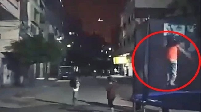 Viral Video Seorang Bocah Tampak Riang Meski Ada Serangan Bom di Jalur Gaza