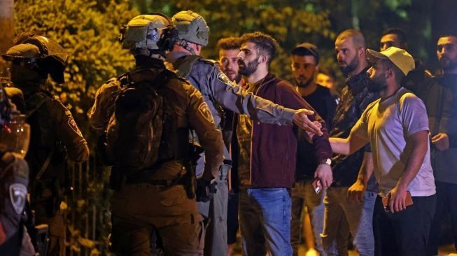 Digerebek Tengah Malam, Puluhan Warga Palestina Ditangkap Tentara Israel