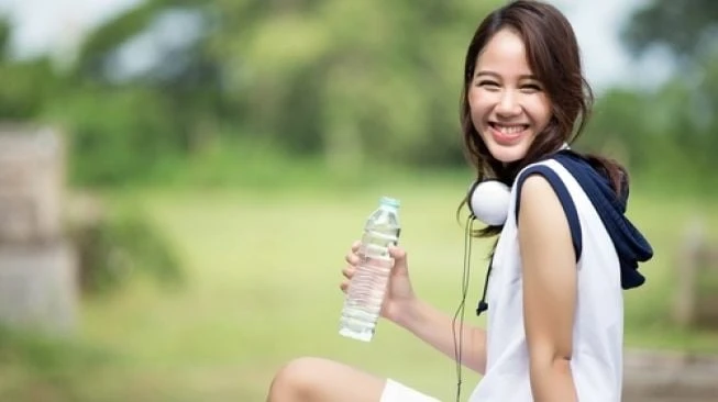 Perbanyak Minum Air Putih Bisa Bantu Turunkan Berat Badan, Simak Caranya!