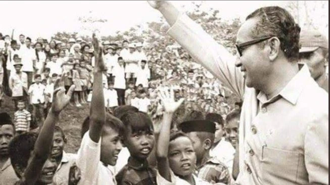 Mengenang Seabad Hari Lahir Pak Soeharto, Dulu Pernah Blusukan Bersama Mobil Sederhana Ini