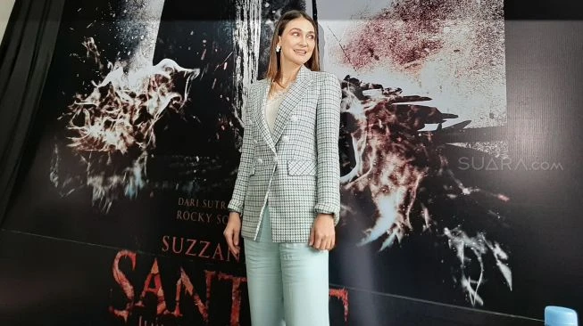 Luna Maya Pakai OOTD Rp140 Juta saat Wawancara Majalah, Cantiknya Bikin 'Silau'