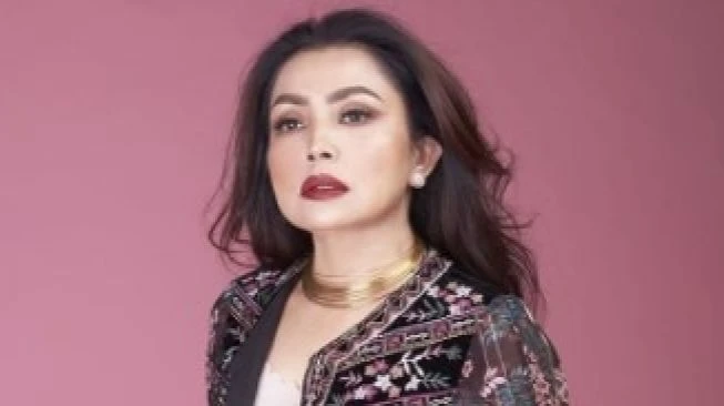 Mayangsari Pose Bareng Kuda, Dipuji Mirip Telenovela