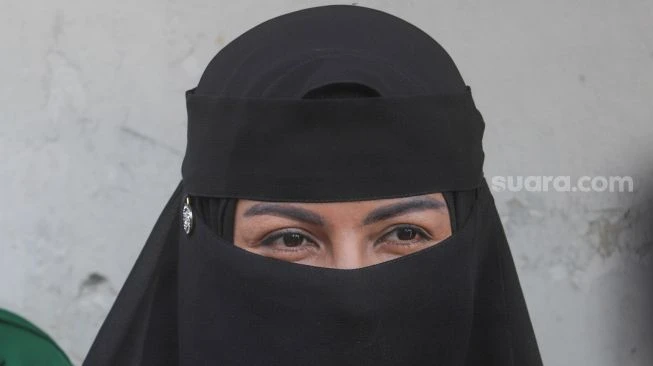 Ingat Mati, Alasan Five Vi Hijrah