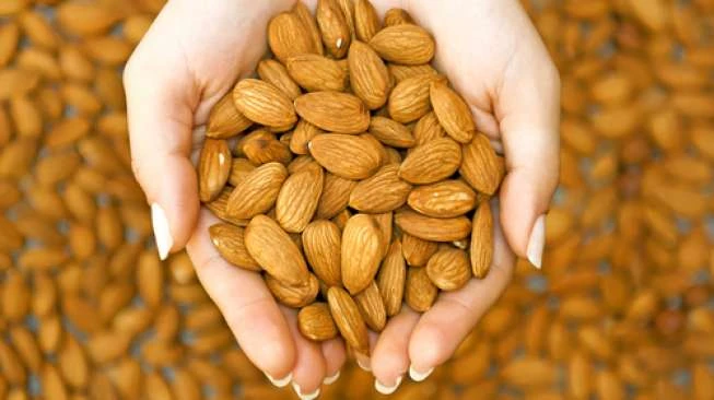 4 Makanan Mentah dengan Manfaat Kesehatan Tinggi: Kacang Hingga Kelapa