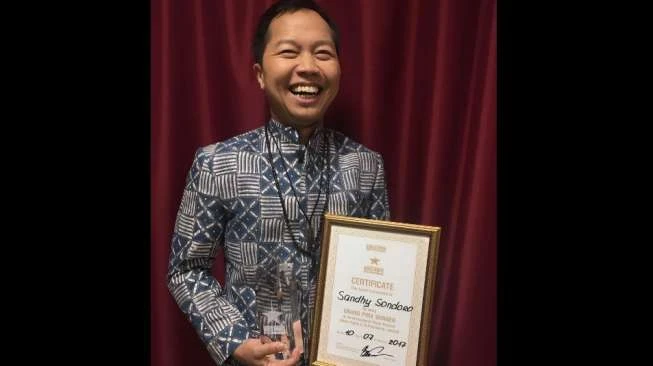 Demi Bertahan Hidup, Sandhy Sondoro Jadi Pengamen hingga Loper Koran