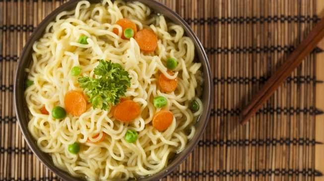 Khusus Anak Kos! 4 Tips Masak Mi Instan Agar Lebih Sehat dan Enak