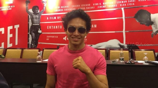 Kenakan Jas Putih, Jefri Nichol Tampil Makin Menawan