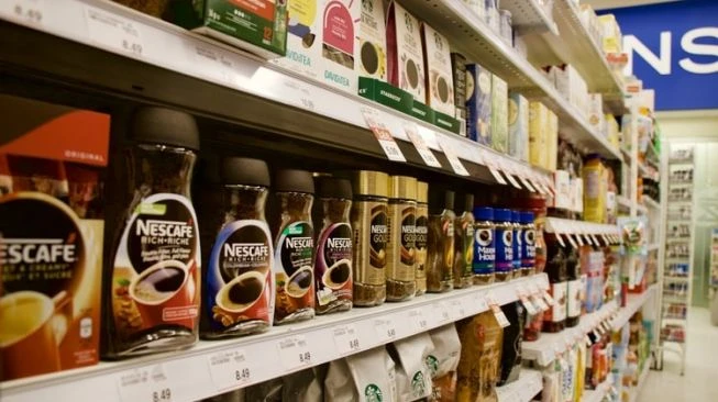 Pertama Kali Masuk Minimarket, Reaksi Pemulung Ini Bikin Haru