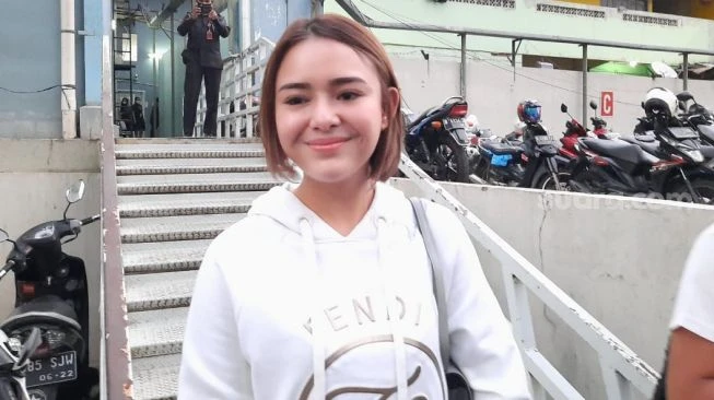 Amanda Manopo Santai Pakai Sandal, Warganet Syok Tahu Harganya Rp11 Juta