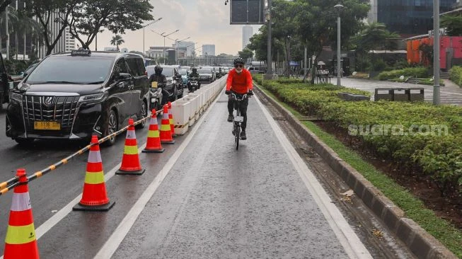 Pesepeda Road Bike Dibolehkan Melintas di Jalur Motor Viral Saat Tertentu Saja
