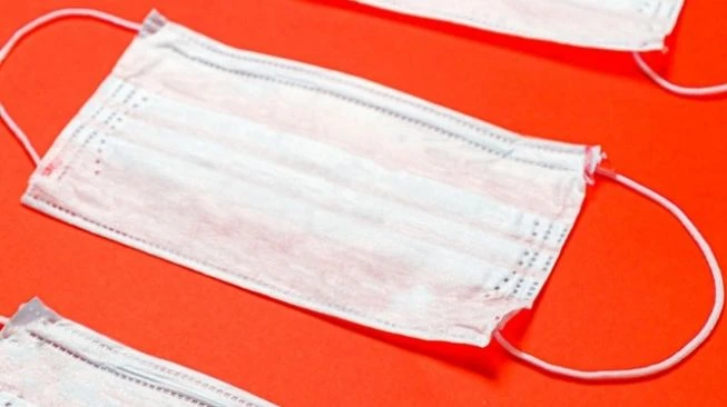 Jangan Cuma Tiga Lapis, Ini Alasan Harus Tetep Pakai Masker Medis