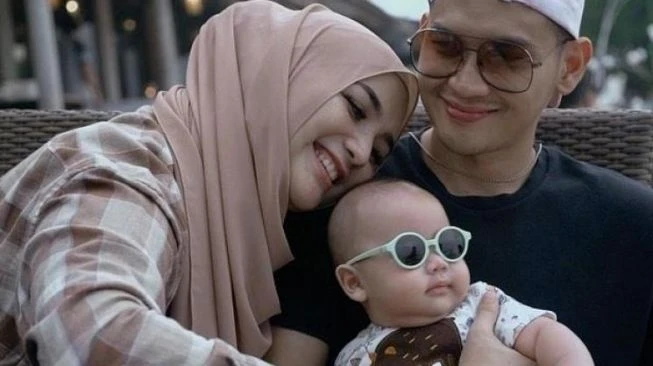 Tepis Isu Punya Anak dari Wanita Lain, Rezky Aditya Pamer Kemesraan dengan Istri