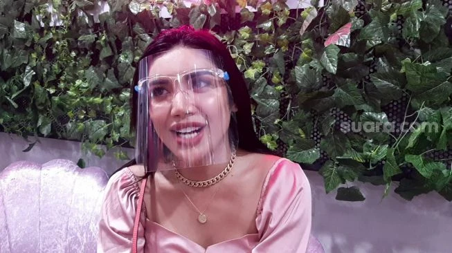Millen Cyrus Pakai Bikini Sambil Tutupi Dada: Buka Aja, Nggak Dosa!