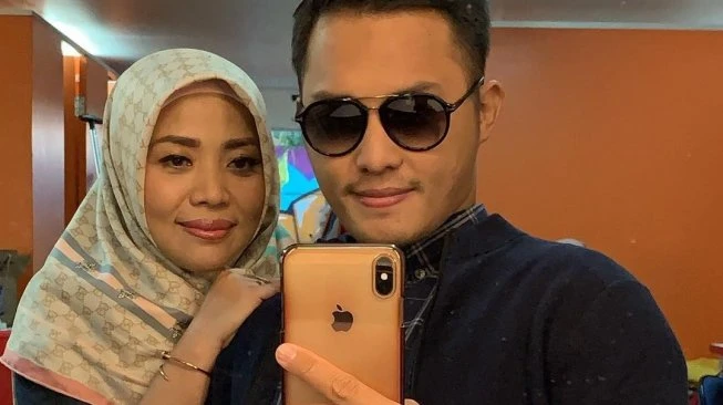 Muzdalifah Posting Foto Keluarga di Hari Ultah, Sofa Malah Bikin Salfok