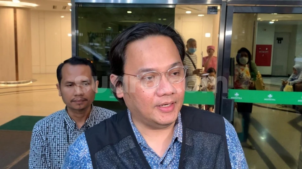 Tak Masuk Akal, Farhat Abbas Curiga Motivasi Lisa Mariana Ingin Peras Ridwan Kamil