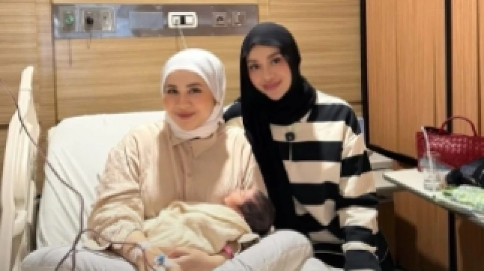 Jenguk Kesha Ratuliu yang Baru Melahirkan Anak Ketiga, Aurel Hermansyah Puji Ketampanan Baby Danish
